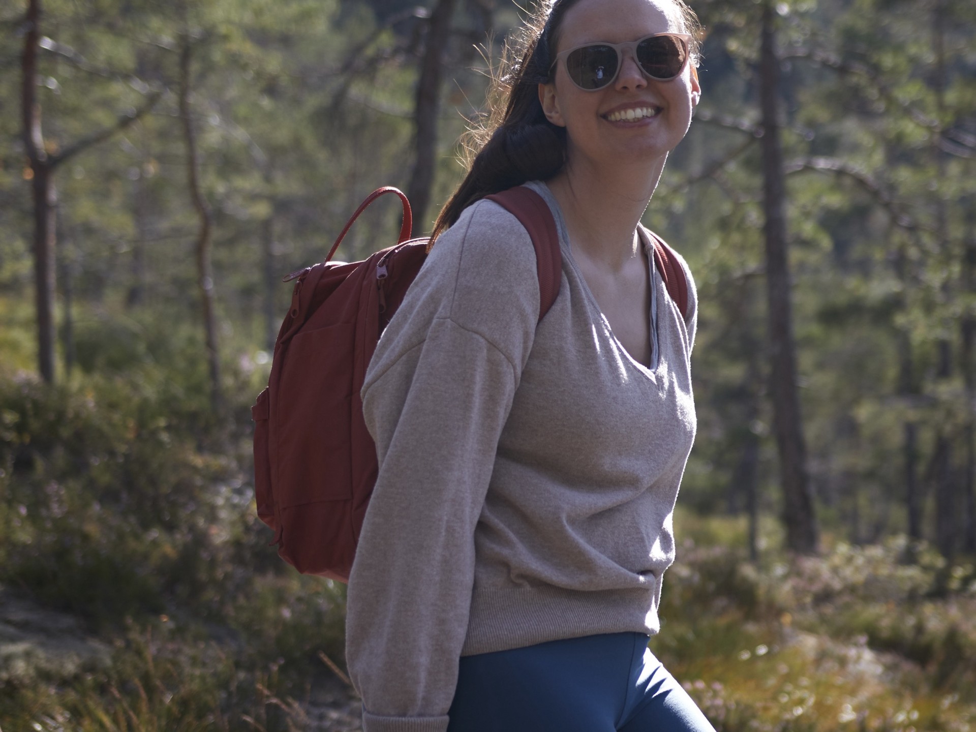 Projektmanagerin der SCHOKOLADENSEITE.net sitzt auf einem Fels