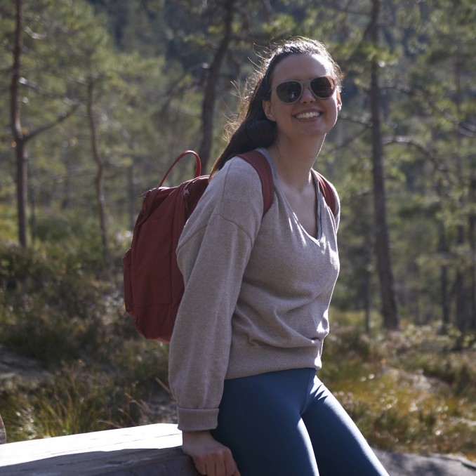 Projektmanagerin der SCHOKOLADENSEITE.net sitzt auf einem Fels