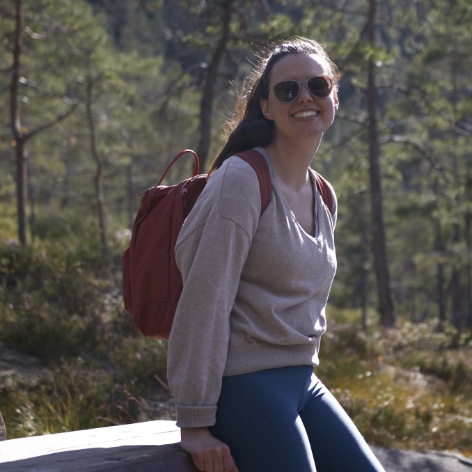 Projektmanagerin der SCHOKOLADENSEITE.net sitzt auf einem Fels