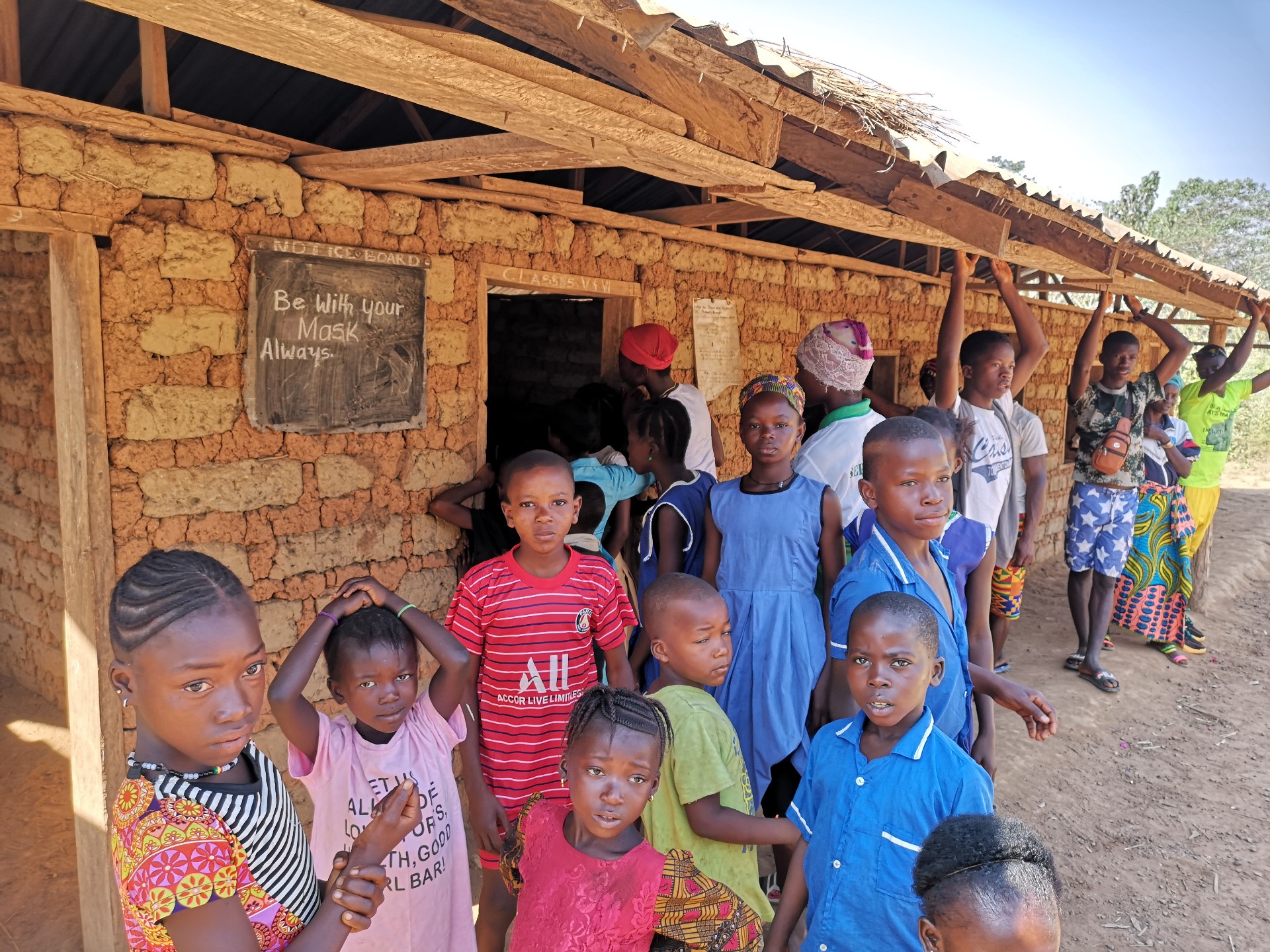 Eine Gruppe von afrikanischen Kindern in Sierra Leone