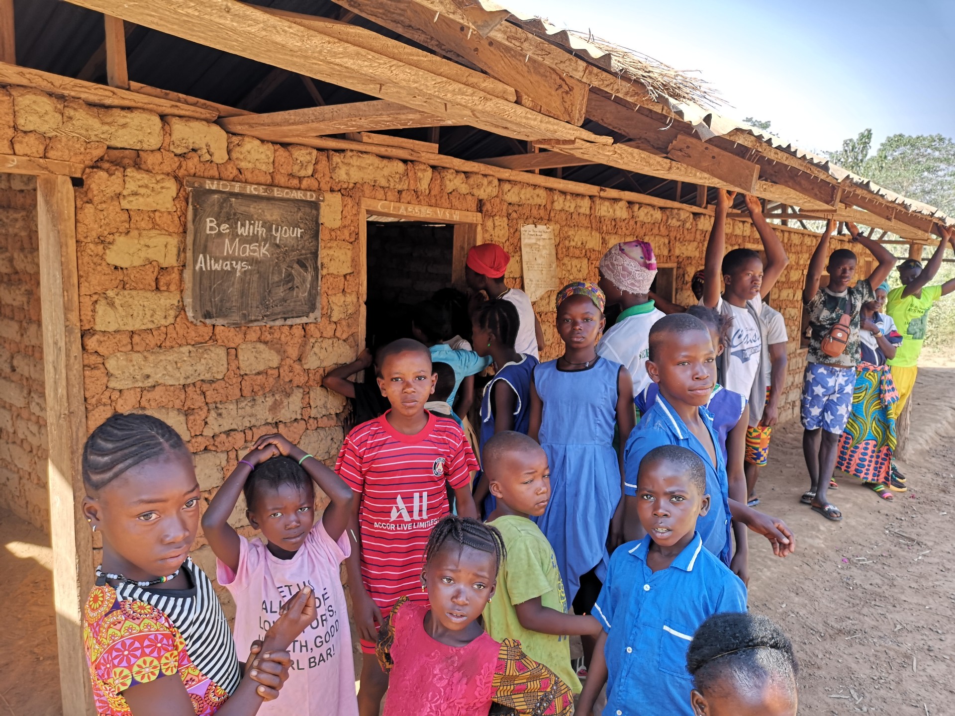 Eine Gruppe von afrikanischen Kindern in Sierra Leone
