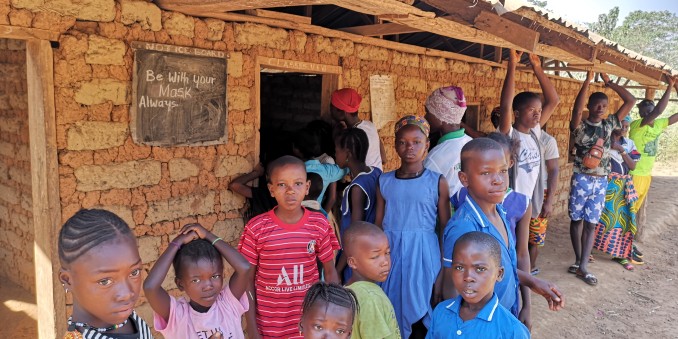 Eine Gruppe von afrikanischen Kindern in Sierra Leone