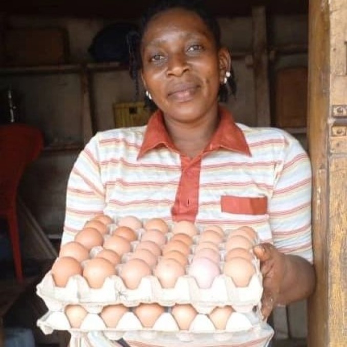 Eine Frau hält zwei Eierkartons