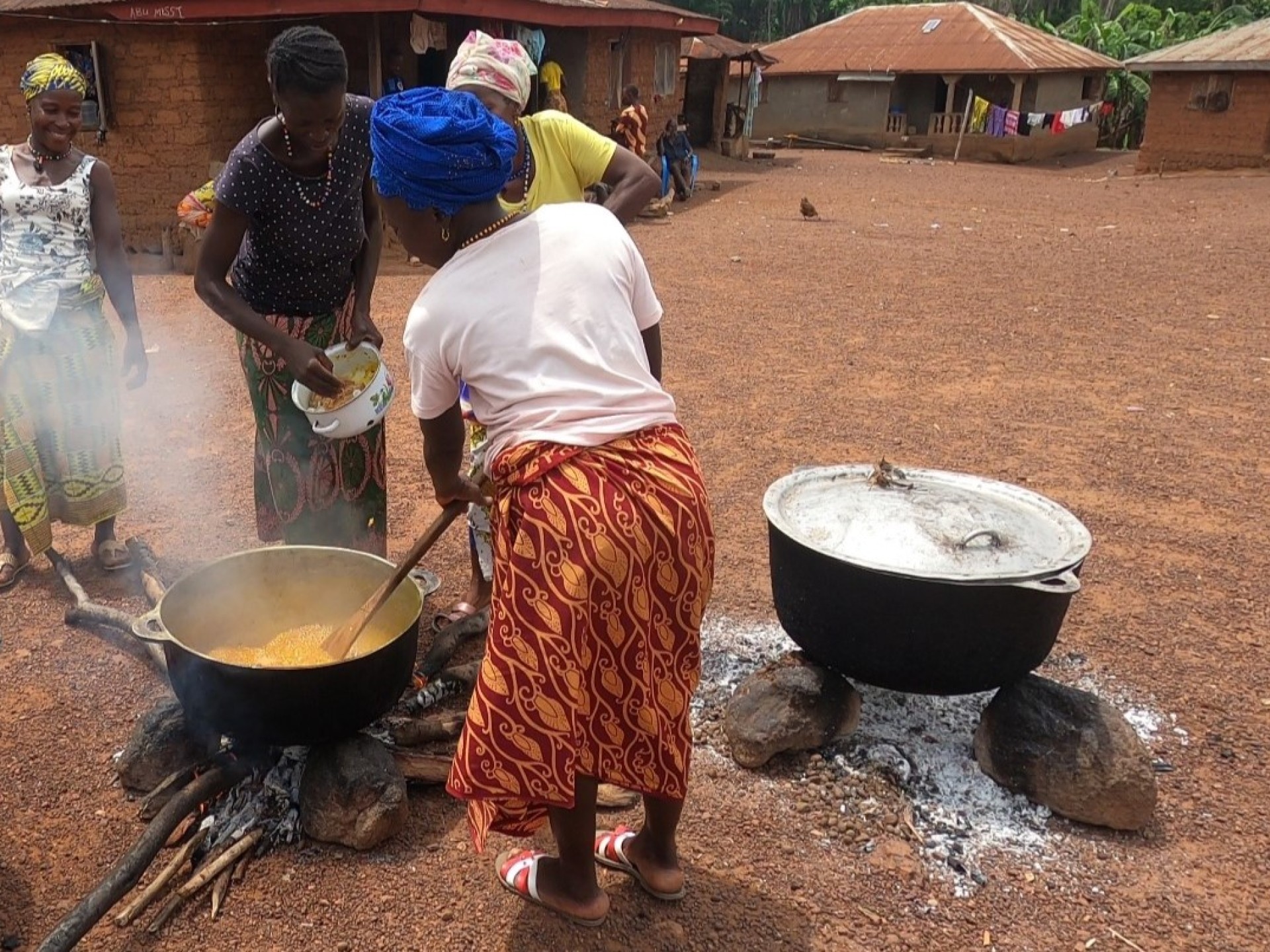 Afrikanerinnen im Impact Village beim Kochen