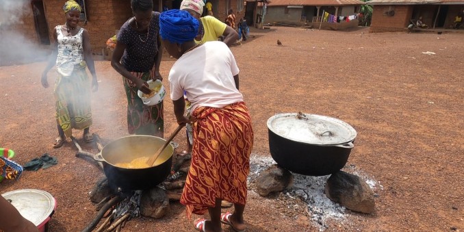 Afrikanerinnen im Impact Village beim Kochen