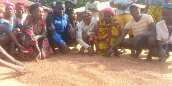 Eine Gruppe von Afrikaner sitzen im Kreis