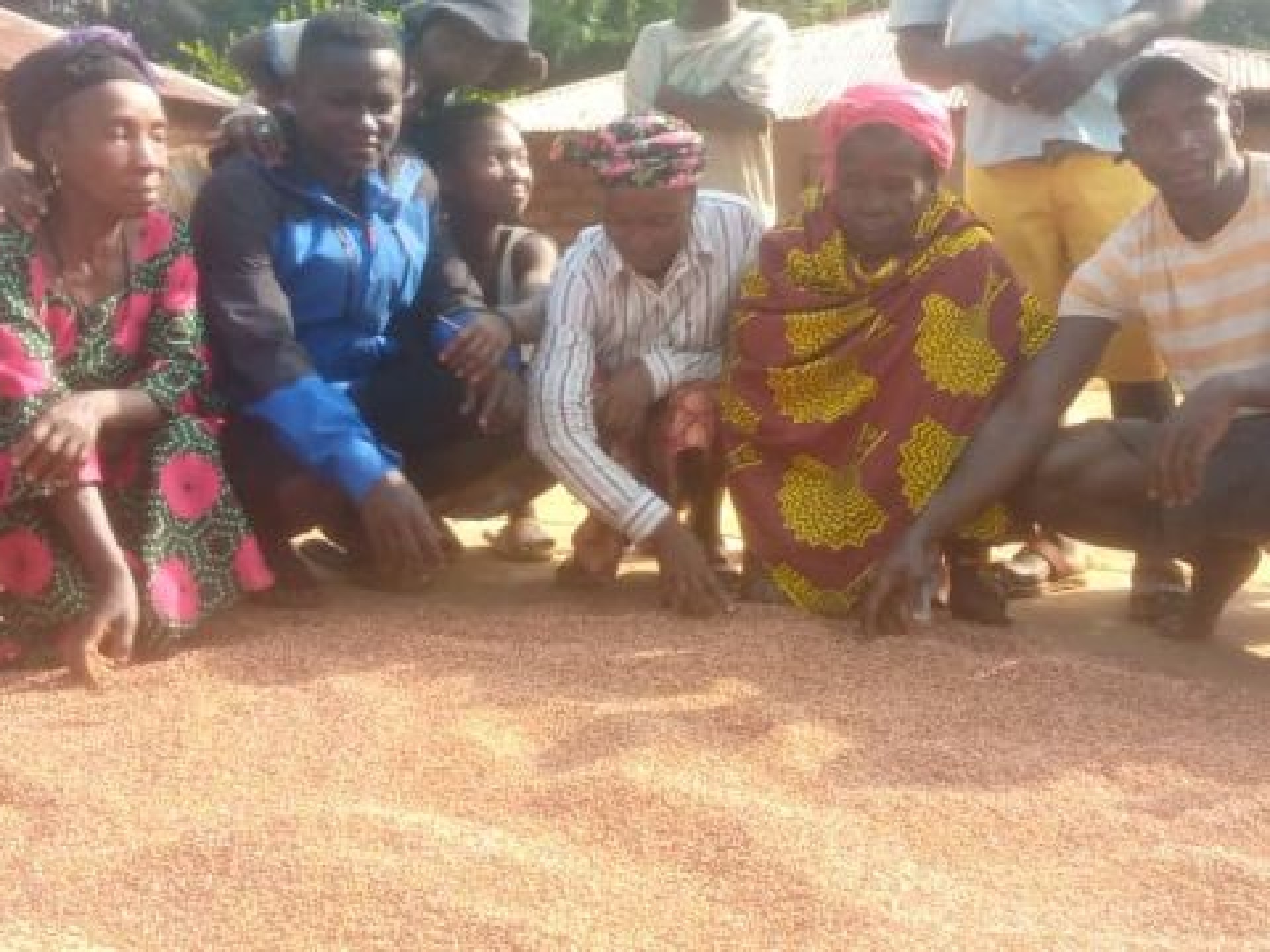 Eine Gruppe von Afrikaner sitzen im Kreis