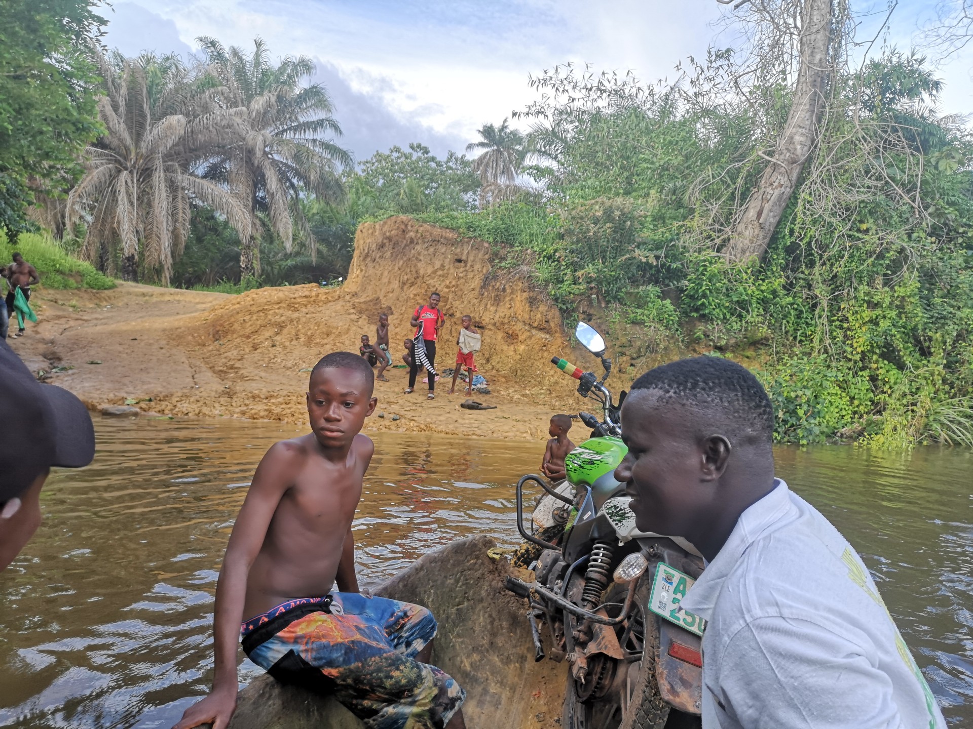 Afrikaner überqueren in einem Boot einen Fluss
