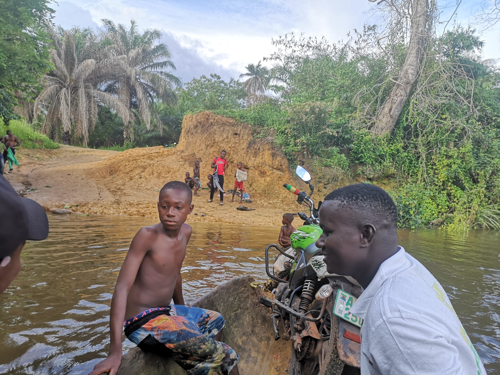 Afrikaner überqueren in einem Boot einen Fluss