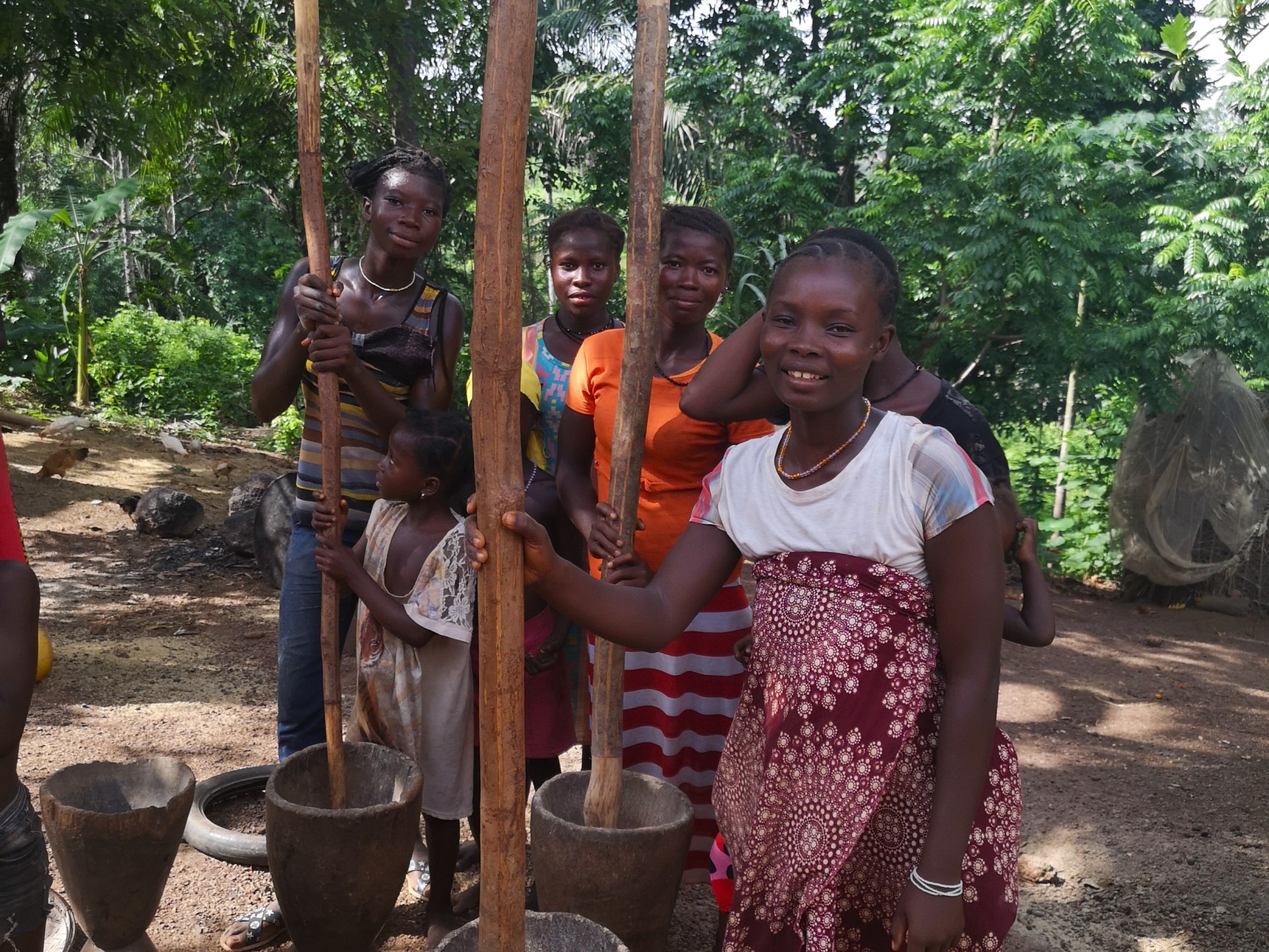Afrikanerinnen im Impact Village bei der manuellen Verarbeitung von Lebensmitteln