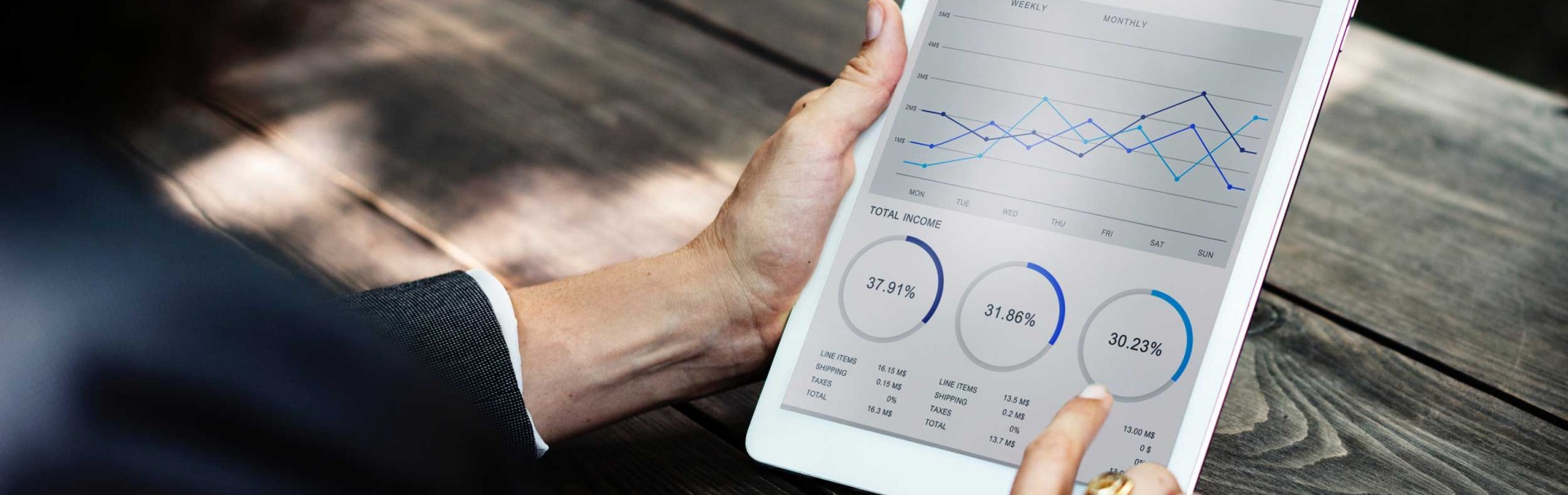 Frau schaut sich Statistiken auf dem Tablet an