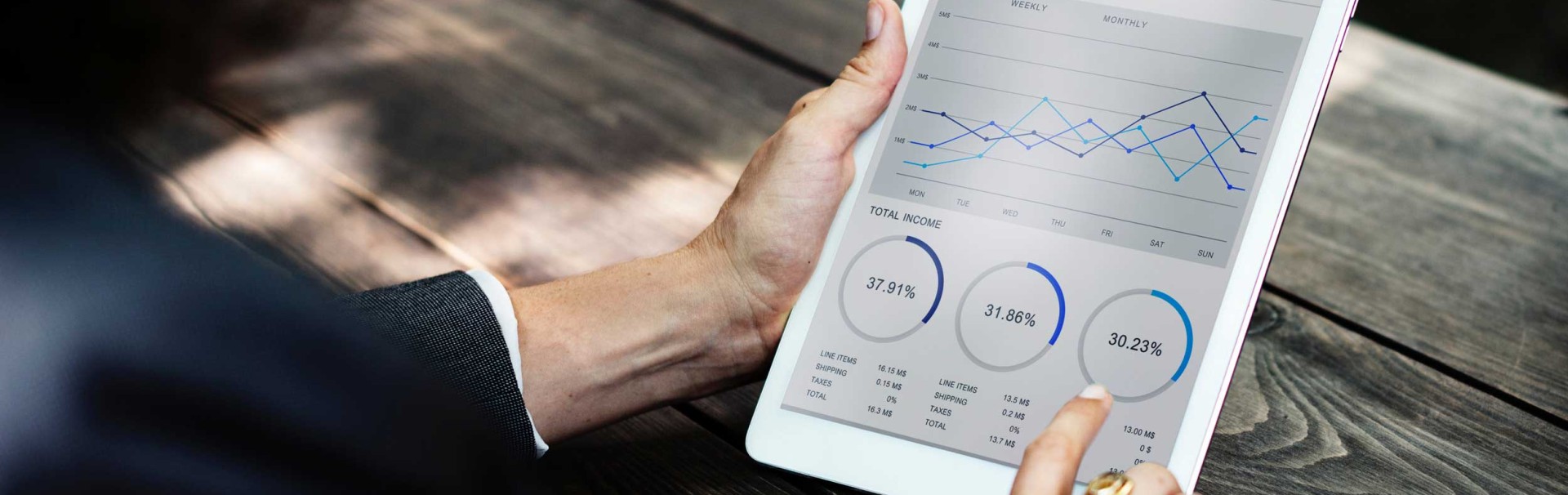 Frau schaut sich Statistiken auf dem Tablet an