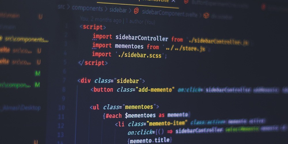 Auf einem schwarzen Hintergrund ist in heller Schrift ein Teil des Programmiercodes einer Webseite zu sehen. Einzelne Wörter sind farbig hervorgehoben.