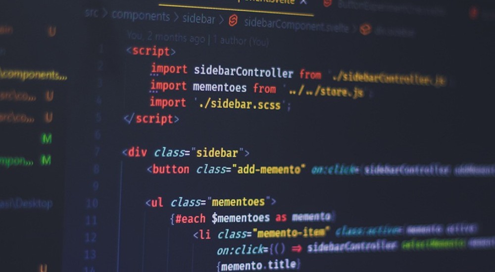 Auf einem schwarzen Hintergrund ist in heller Schrift ein Teil des Programmiercodes einer Webseite zu sehen. Einzelne Wörter sind farbig hervorgehoben.