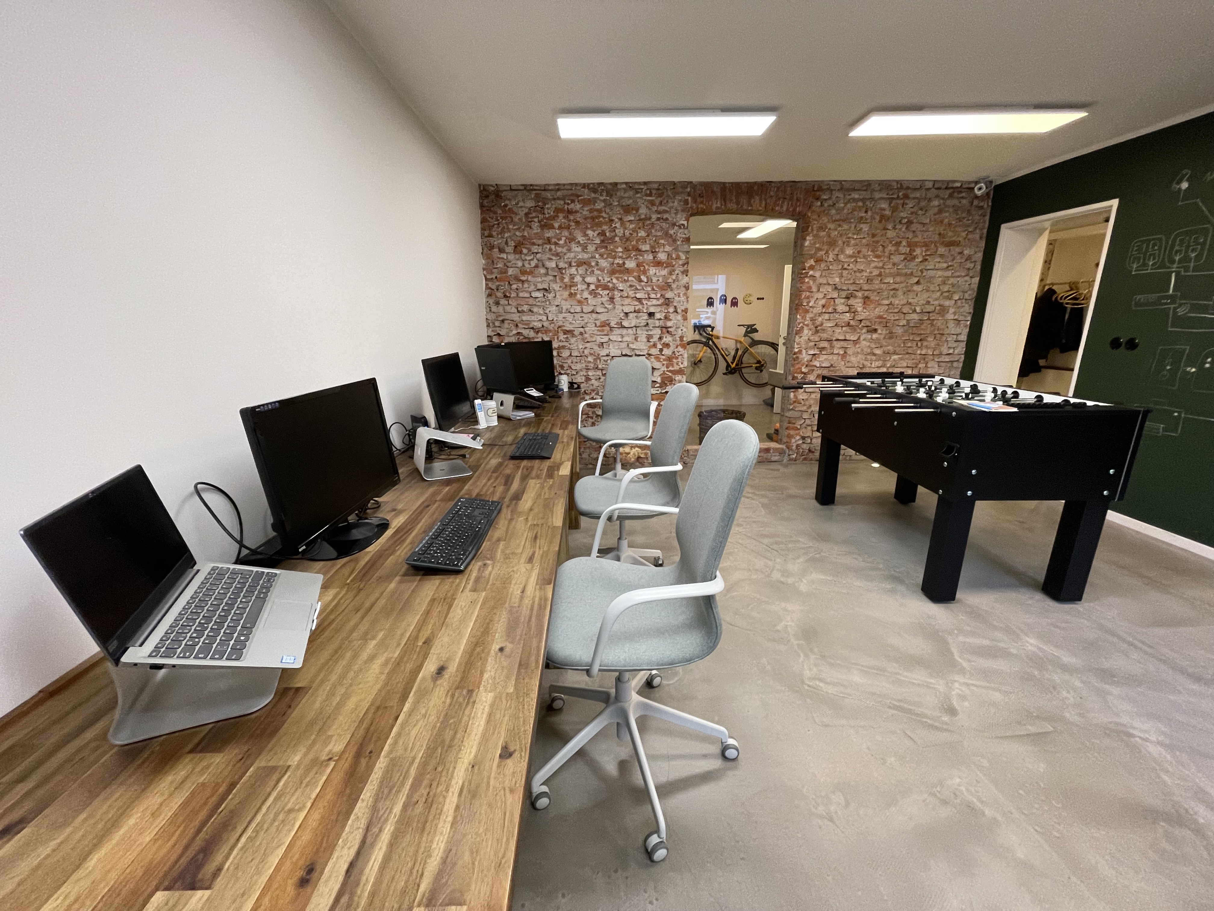 4 Schreibtischplätze im Eingangsraum und ein Tischkicker