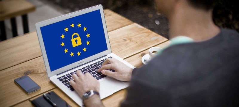 Auf einem Laptop ist eine Schloss zu sehen, was für die Datenschutzsicherheit steht