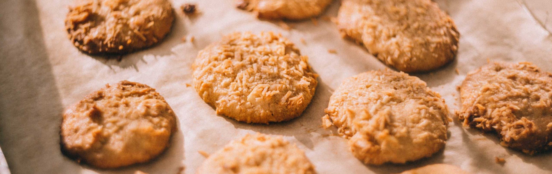 Hellbraune Kekse liegen nebeneinander in einer flachen Blechdose