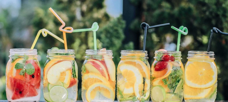 Sechs gefüllte Limonadengläser.