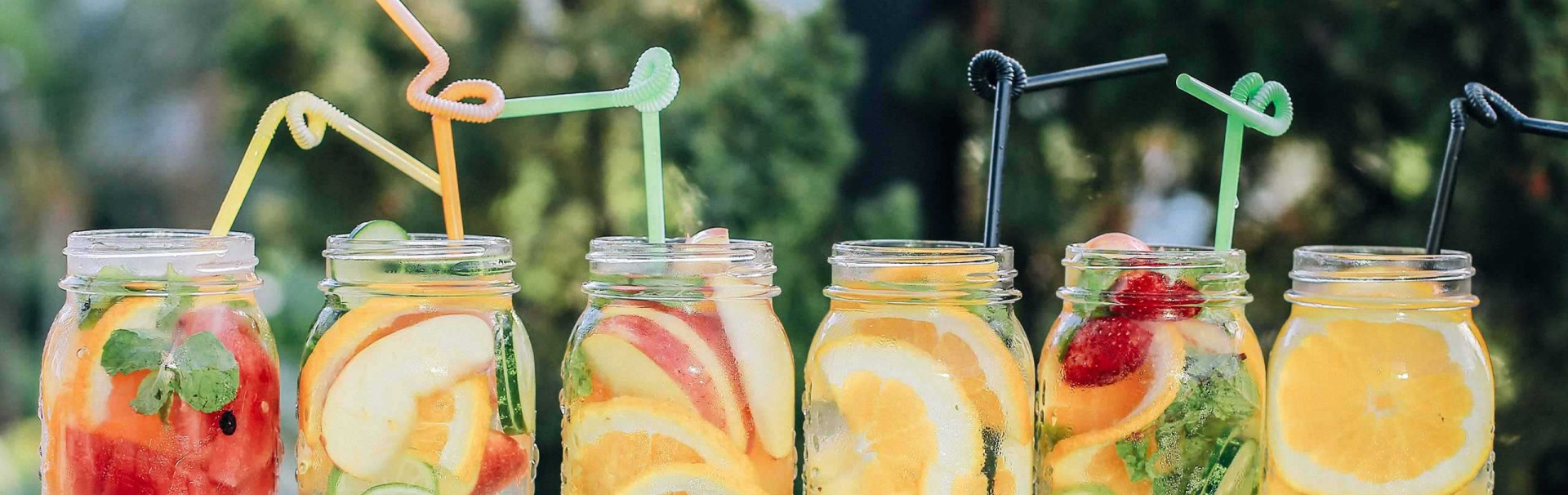 Sechs gefüllte Limonadengläser.