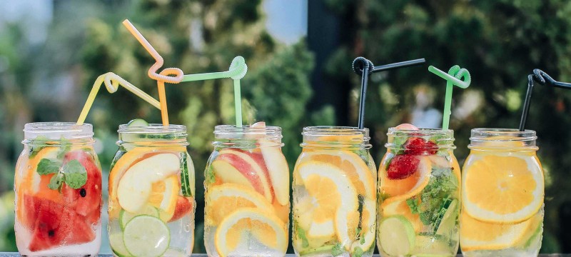 Sechs gefüllte Limonadengläser.