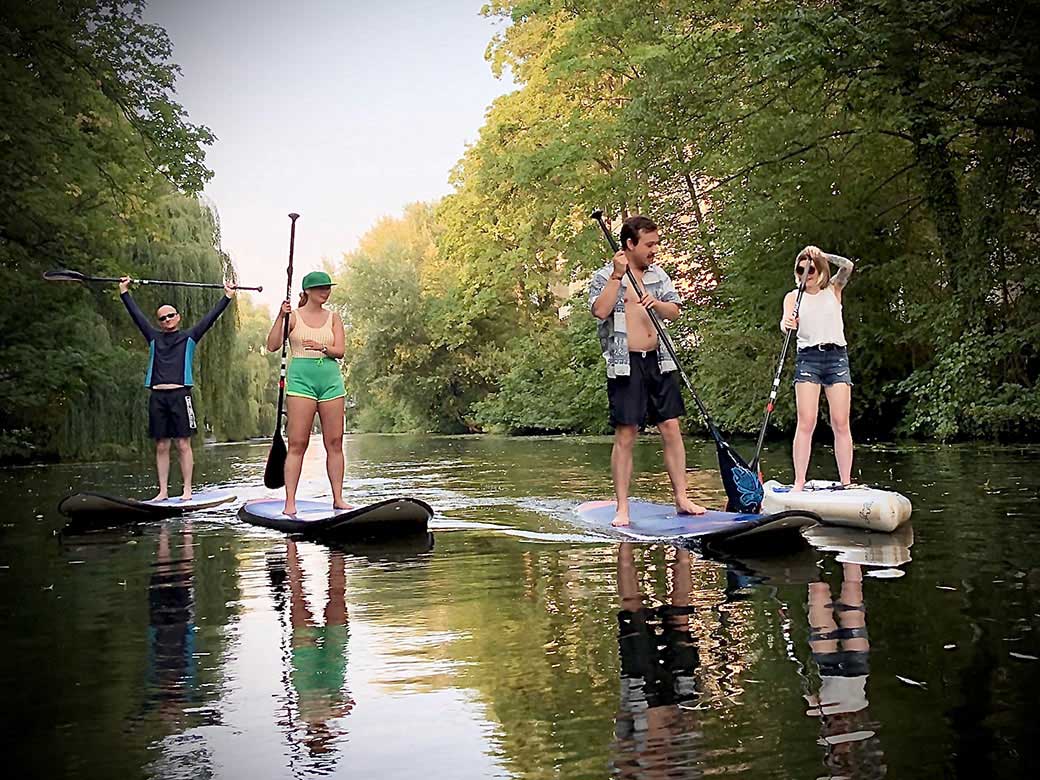 Das SchokoTeam beim SUP-Fahren auf der Alster.