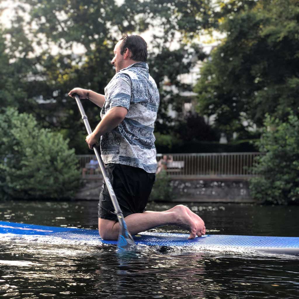 Ein Mitglied des SchokoTeams beim SUP-Fahren auf der Alster.