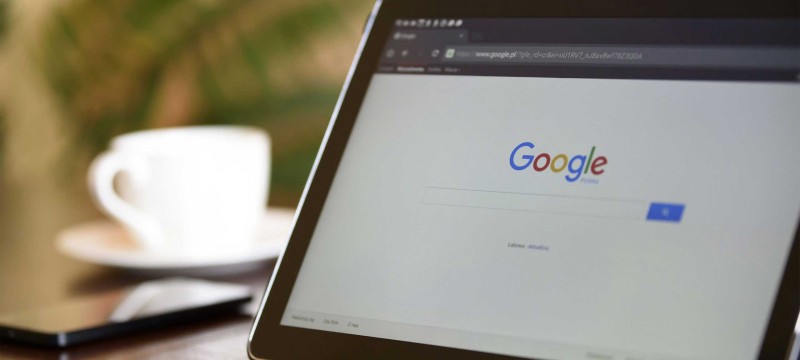 Ein Tabletbildschirm zeigt das Google-Suchfeld.