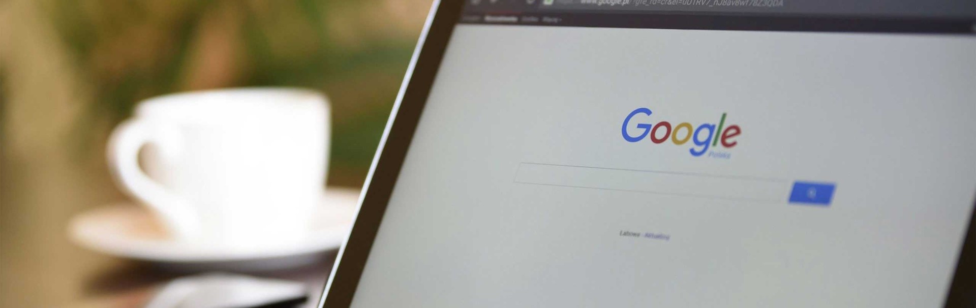 Ein Tabletbildschirm zeigt das Google-Suchfeld.