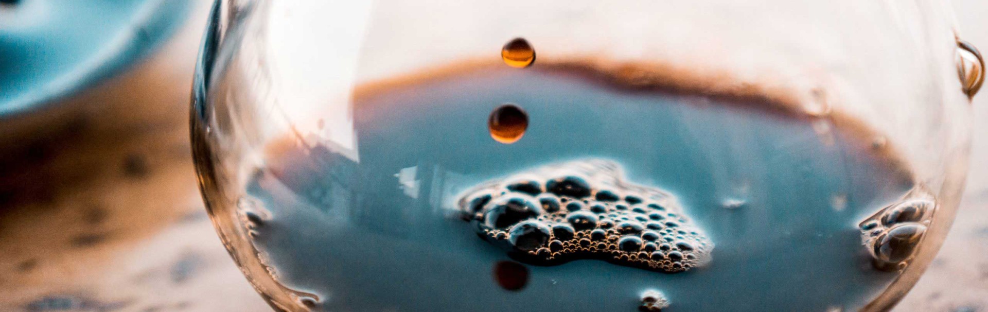 Kaffee tropft in eine gläserne Kaffeekanne.