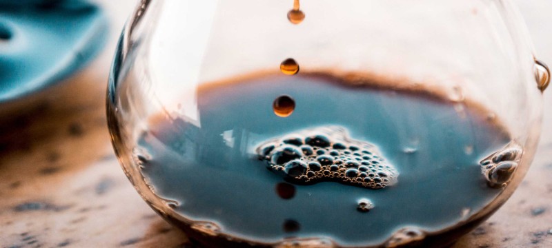 Kaffee tropft in eine gläserne Kaffeekanne.