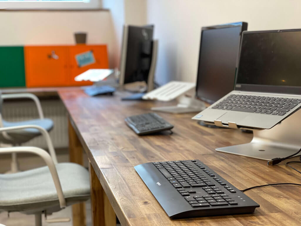 Arbeitsplätze mit Laptops