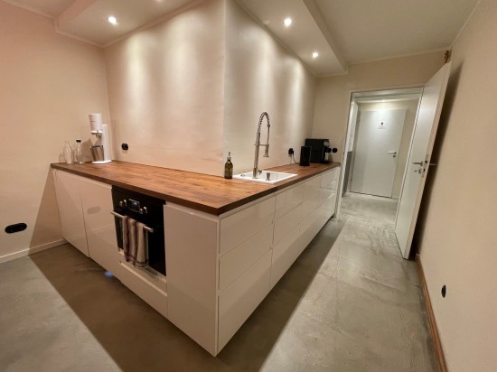 Küche mit Kühlschrank, Backofen/Mikrowelle, Kaffeemaschine ...