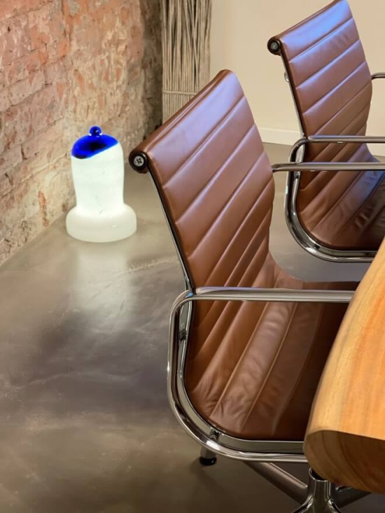Schicke Stühle im Eames-Design