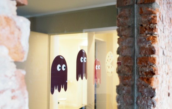 Schoko-Monster Aufkleber auf einer Scheibe