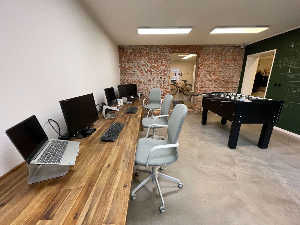 4 Schreibtischplätze im Eingangsraum