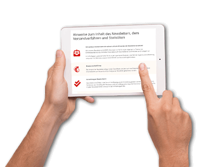 Tablet von zwei Händen gehalten mit Newsletter Website auf dem Bildschirm