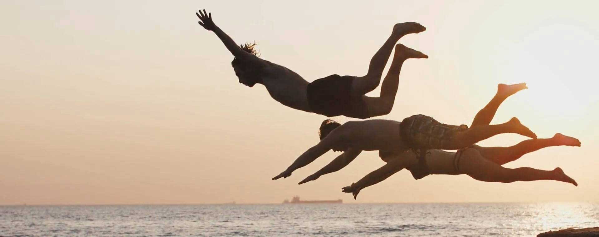 Video-Placeholder: Leute springen ins Wasser